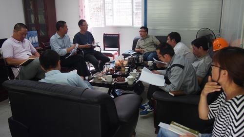局總工程師汪輝德、辦公室主任溫慶生參加水洛河公司在施工現(xiàn)場組織召開的固滴項(xiàng)目生產(chǎn)調(diào)研會及全體職工大會