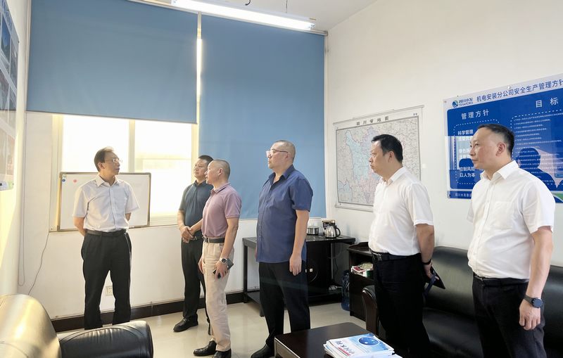 資陽市委常委、常務副市長李東到建設公司指導迎大運應急工作
